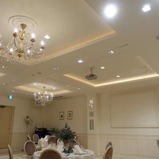 白ベースのかわいい披露宴会場