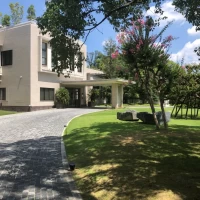 披露宴会場、レストランなどが入っている建物です。