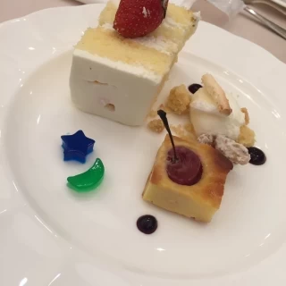コースのデザートとウェディングケーキです。