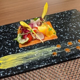 前菜のサーモンのサラダ風です。