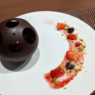 チョコムース。
ビターチョコのドームで覆われています。
