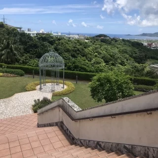 チャペルからお庭への階段