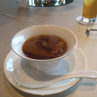 フカヒレのスープです。
フカヒレがちゃんと大きいです。