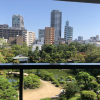 チャペルまでの動線で見られる都会の中にある日本庭園です。