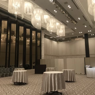メイン披露宴会場。天井がかなり高いです。