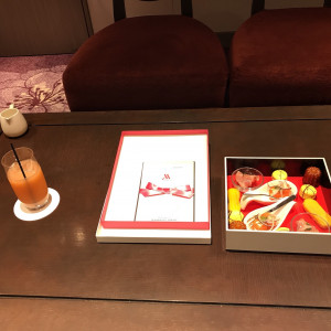 宝石箱の様なウェルカムデザートと、グァバジュース。|567248さんの東京マリオットホテルの写真(1073177)