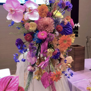 ビビッドなピンクが、綺麗なメインテーブル横の装花|567251さんのホテルコレクティブの写真(1606222)