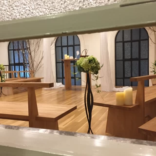 控室の窓からみた式場