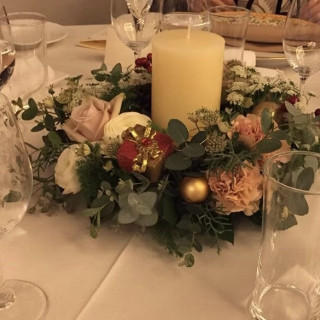 テーブル。キャンドルとクリスマスらしい装花でした。