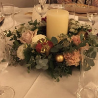テーブル。キャンドルとクリスマスらしい装花でした。