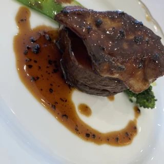 フォアグラの乗った牛フィレ肉