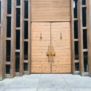 木造で温かみのあるチャペルです