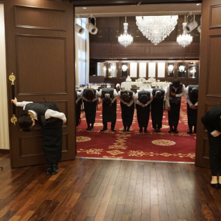 入り口前