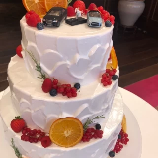 ウェディングケーキ、車などは持参