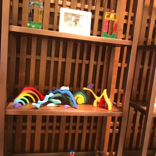 装飾スペースに、私物の積み木を飾りました。