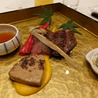 試食の肉料理、フィレ肉のロースト、フォアグラ西京焼き。