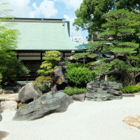 ロビーから見た日本庭園。
