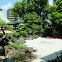 ロビーからのぞめる日本庭園