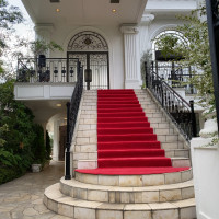 エントランス。
赤いカーペットの階段がお出迎え。