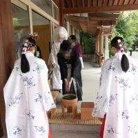 参拝に行く前に手を清めているところです。