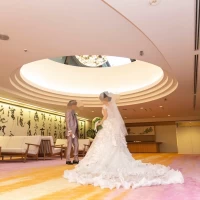 熱田神宮会館の広めのスペースで披露宴後に撮影しました。
