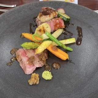 メインディッシュのお肉はとろけました