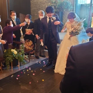 窓が開いて自然光が差し込んだ時のチャペル
