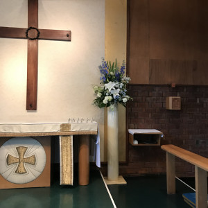 祭壇の装花です。左右二つ設置します。|567763さんの聖オルバン教会の写真(1078061)
