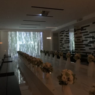 新婦の入場前に、両親などへのメッセージ映像が流れて感動的！