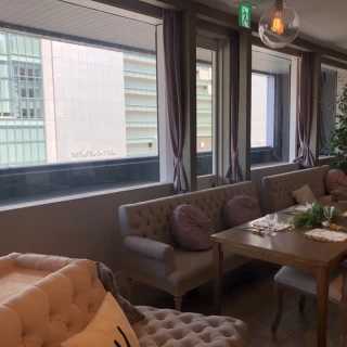 窓から大阪駅が見下ろせます。