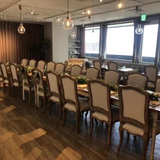 披露宴会場。カーテンの奥にも部屋があり大きくもできます。