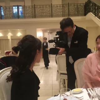 壁が白で、階段の手すりが黒で素敵でした