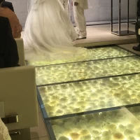 ウエディングドレスと
バージンロードのお花の組み合わせ素敵