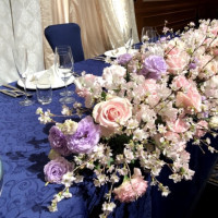 青の椅子、テーブルに
白ピンクのお花が映えて素敵です