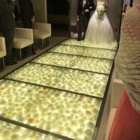 たくさんのお花のバージンロード