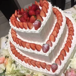 ケーキの周りに沢山のお花があり、華やかでした。