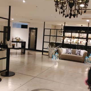 披露宴会場の前のゲストが待つところです。このお部屋もおしゃで