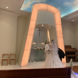 結婚証明書に新郎がサインしています
