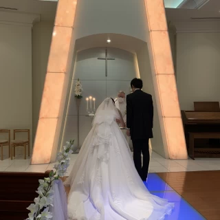 結婚証明書に新婦が署名しています
