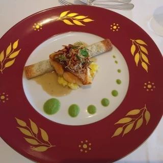 私はお魚料理。お魚だけでなくクレープもソースも全部美味しい～