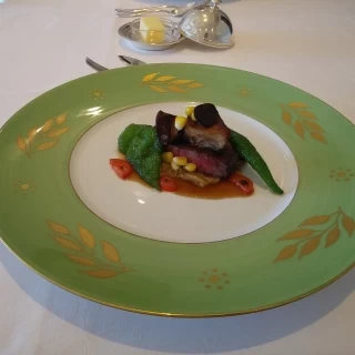 彼はお肉料理。あっという間に完食。