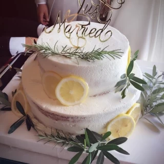 会場に合わせたボタニカルなイメージのケーキ