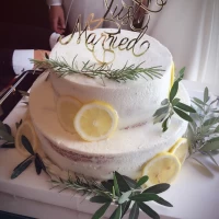 会場に合わせたボタニカルなイメージのケーキ