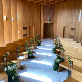 木の香りが漂う開放感のある森の教会