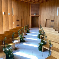 木の香りが漂う開放感のある森の教会