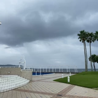 教会と披露宴会場の間。大きな庭があり、海が見えます。