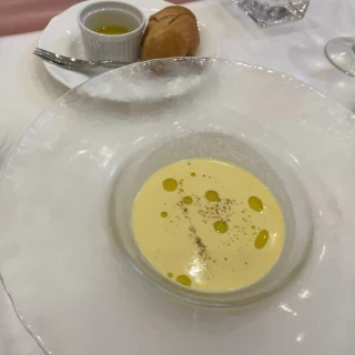 特製スープとパンで安らげます。