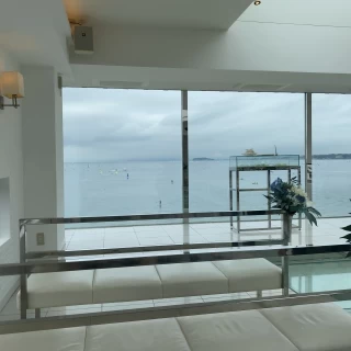 海がみえるチャペル。天井から自然光もはいります。