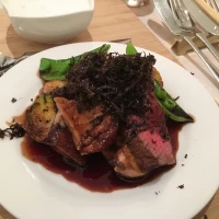 牛フィレ肉にトリュフをかけて頂きました。