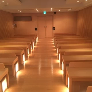 広くは無いものの、無駄なものもなく厳かな雰囲気でした